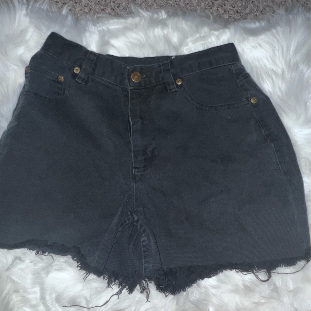 Vintage Liz Claiborne black cut off jean shorts. Size 4.